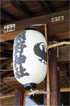 写真: 川越熊野神社の社紋：八咫烏