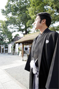 写真: 紋付袴の新郎