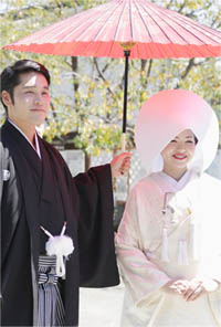 写真: 番傘と花婿花嫁