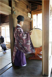 写真: 神職と太鼓