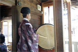 写真: 神職と太鼓