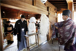 写真: 新郎新婦のお祓い